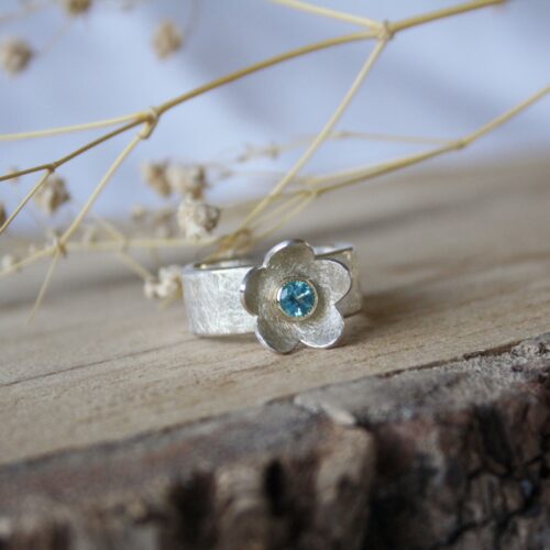 Bloem ring met Apatiet