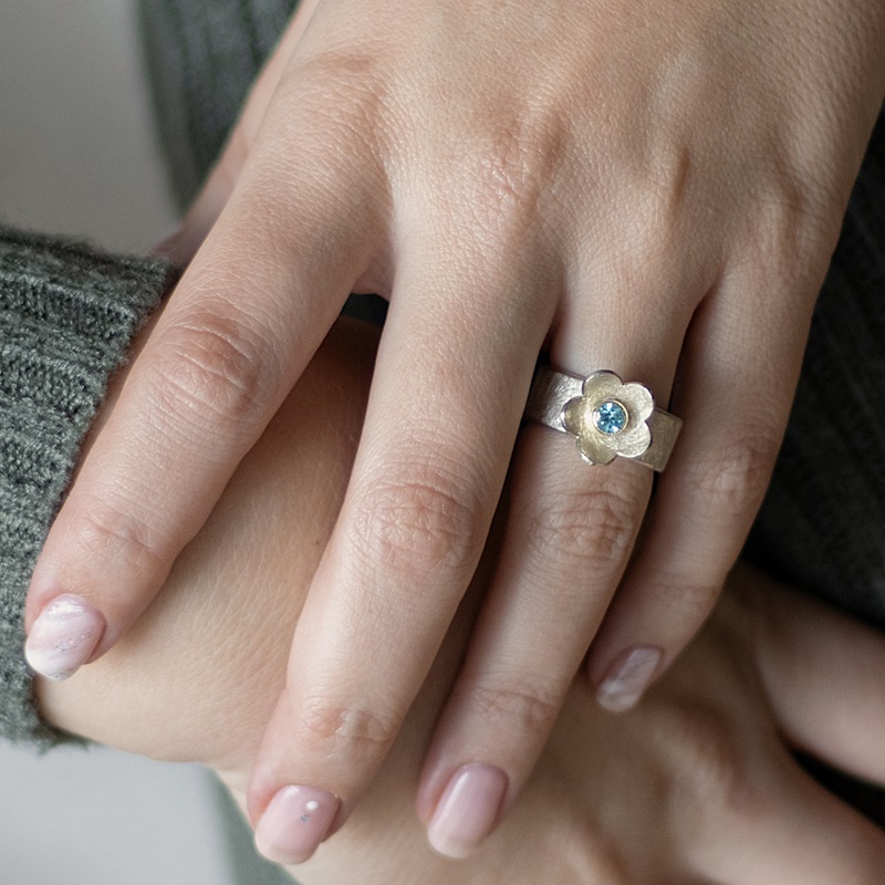 Bloem ring met Apatiet