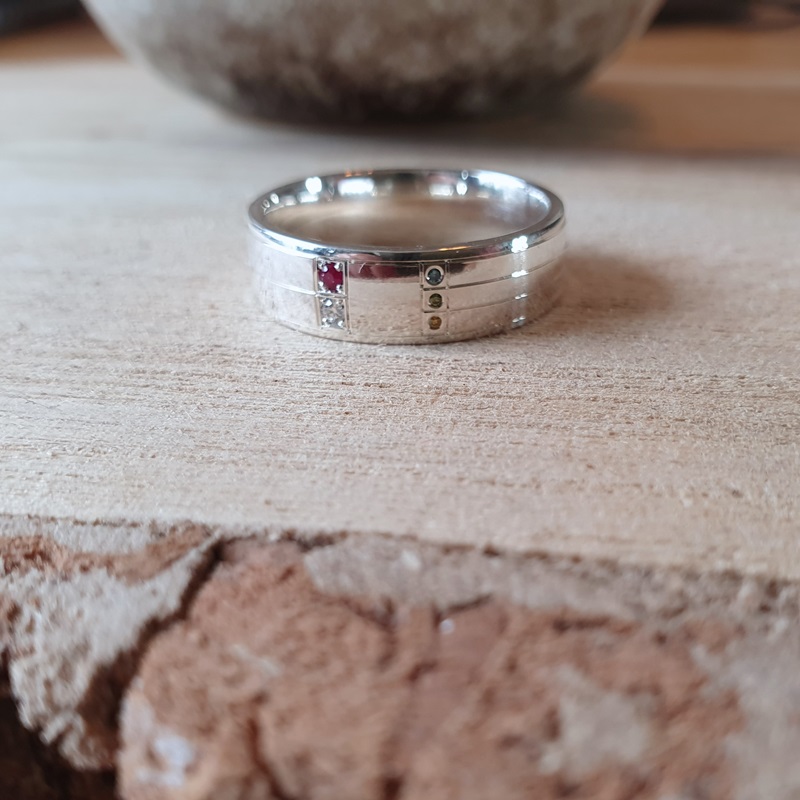 Zilveren Ring Met Gravure en Edelstenen