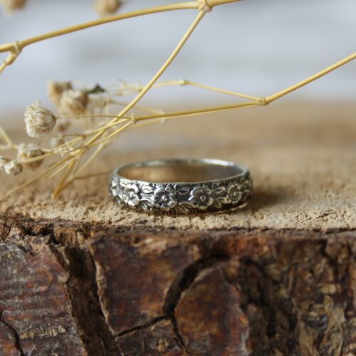 Handgemaakte Zilveren Ring met Bloemenpatroon