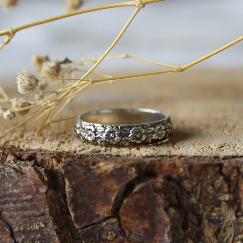 Handgemaakte Zilveren Ring met Bloemenpatroon