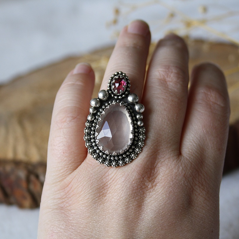 Rozenkwart en toermalijn ring aan hand